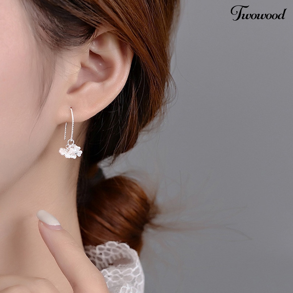 Twowood 1pasang Wanita Anting Pearly Luster Tiga Bunga Cubic Zirconia Hias Kait Gaya Romantis Dekorasi Telinga Perhiasan Elegan Liontin Menjuntai Anting Perlengkapan Kostum