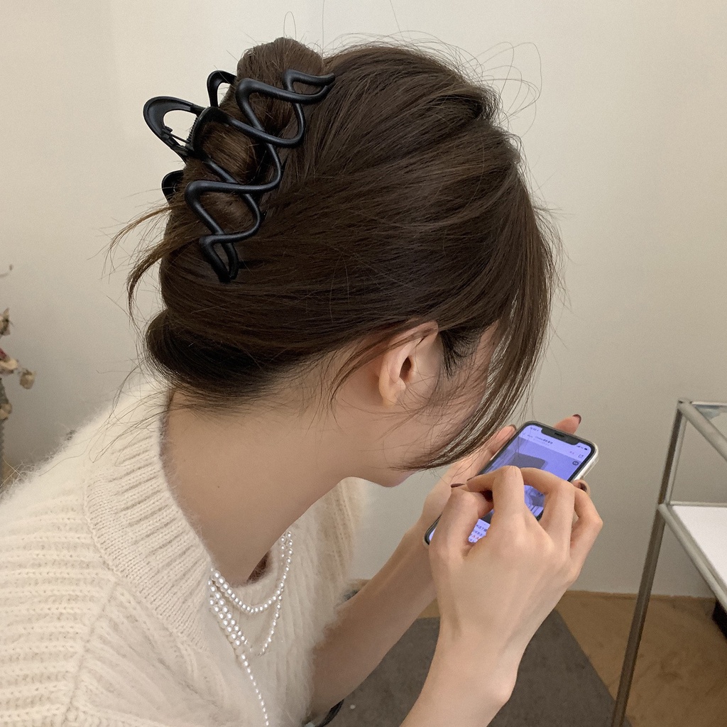 Wave grabbing female back head plate hair shark clip 2023musim Semi Dan Musim Panas Angin Dingin Baru Garis Logam Tutup Kepala