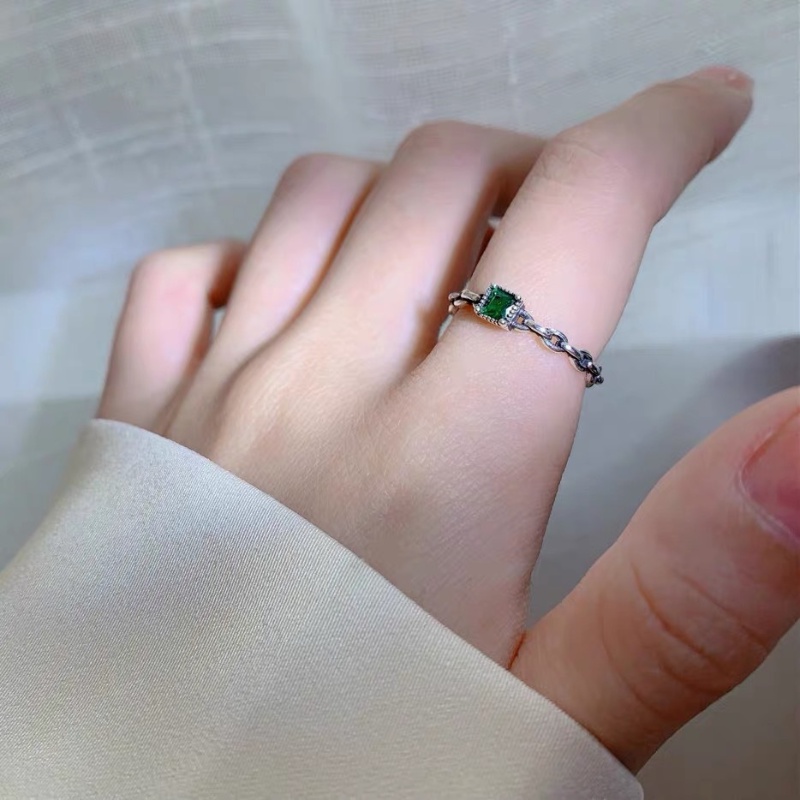 Cincin Berlian Persegi Hijau Retro Yang Dipersonalisasi Korea Sederhana Rantai Perak Terbuka Cincin Logam Murah Untuk Wanita