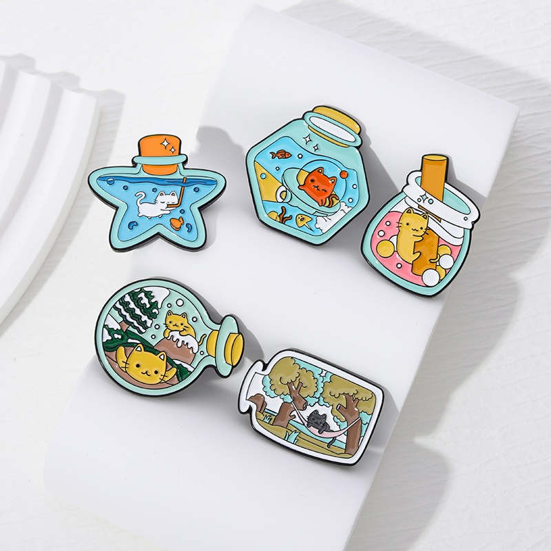 Renang Kucing Enamel Pin Hewan Bros Lucu Drift Botol Kitten Lencana Logam Perhiasan Custom Untuk Teman Kerah Hadiah Aksesoris