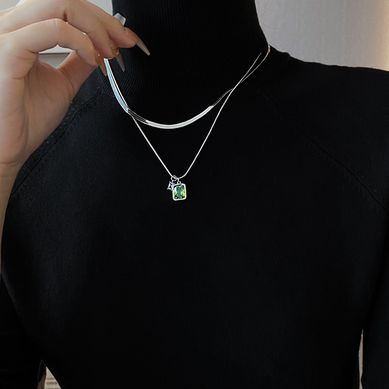 Double -layer Stack Memakai Retro Hijau Persegi Pengeboran Ular Tulang Kalung Perempuan Ins Hip -hop Indah -grade Sensing Rantai Tulang Selangka