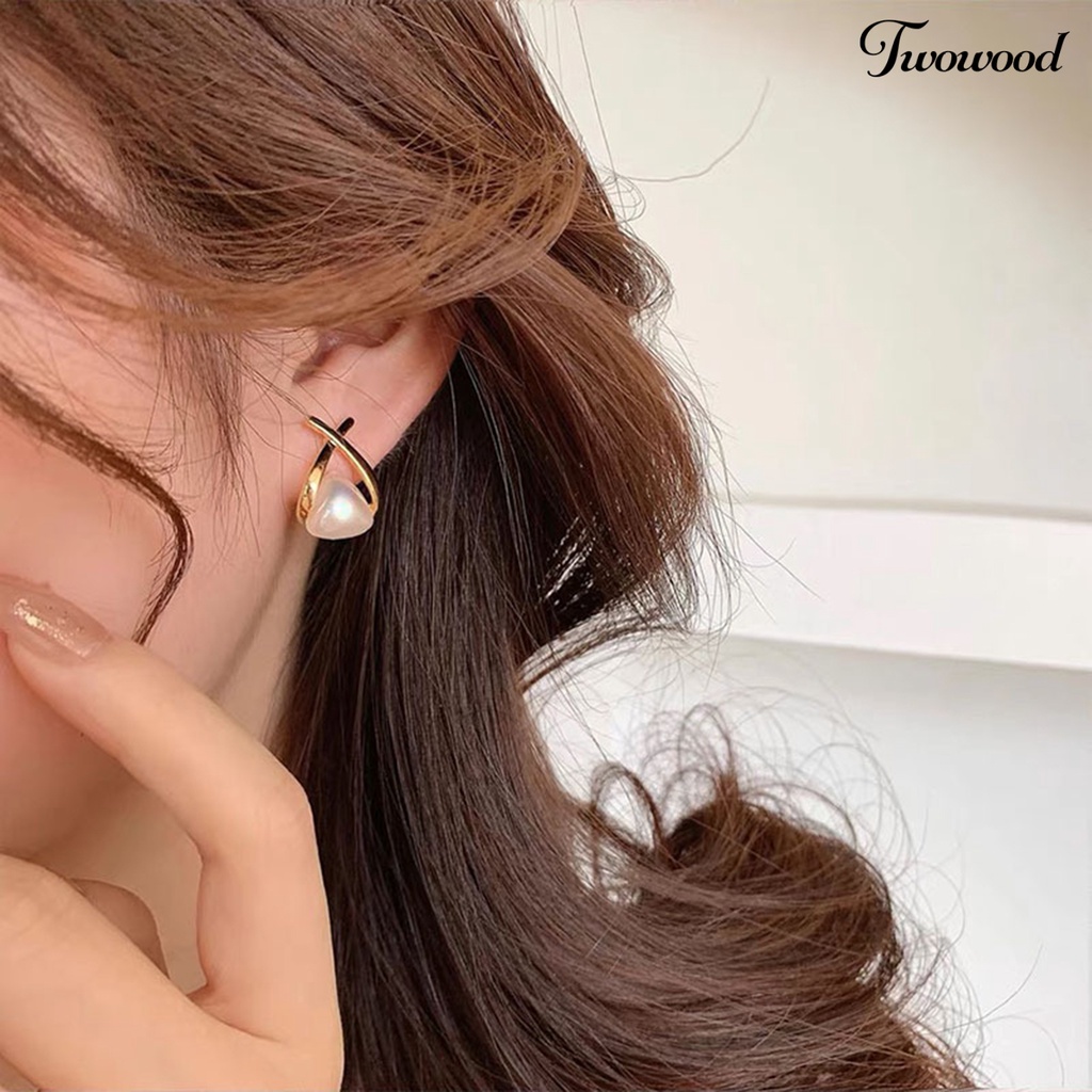 Twowood 1pasang Anting Stud Geometris Segitiga Gaya Korea Temperamen Mutiara Imitasi Ear Studs Perhiasan Aksesori