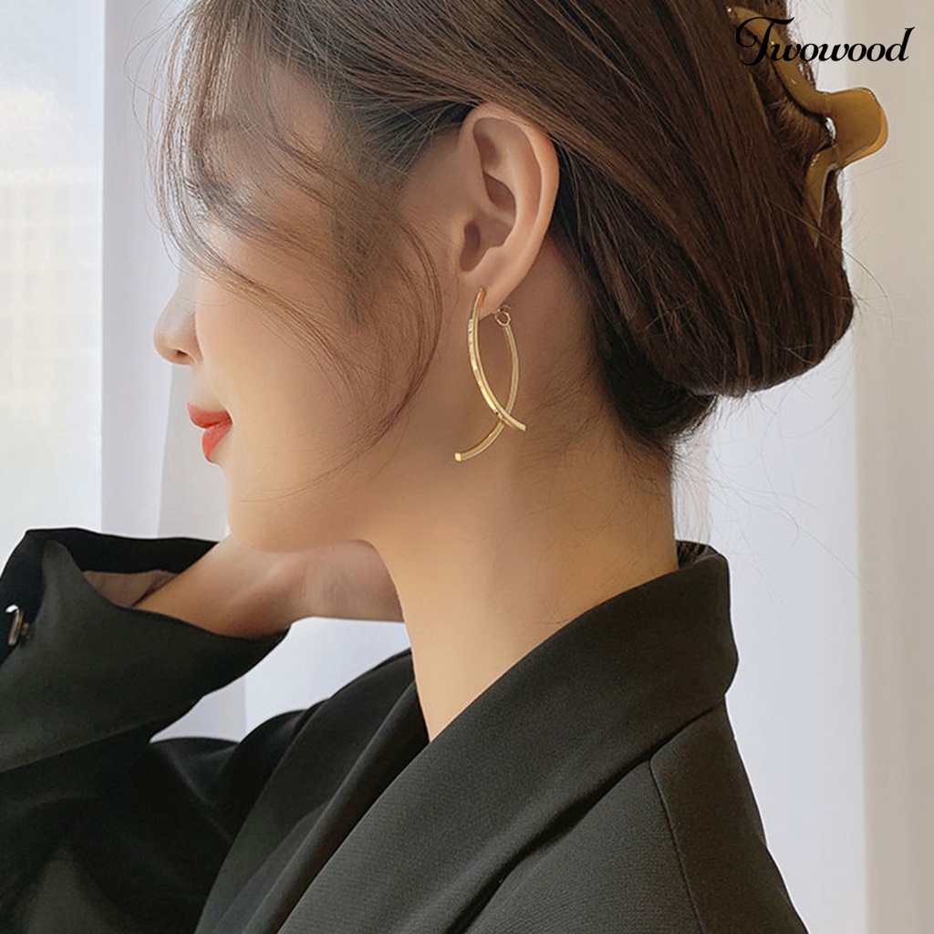 Twowood 1pasang Anting Pejantan Sederhana Rumbai Panjang Glossy Geometris Melengkung Hias Hadiah Wanita Arc Cross Drop Earrings Perhiasan Pesta Aksesori Busana