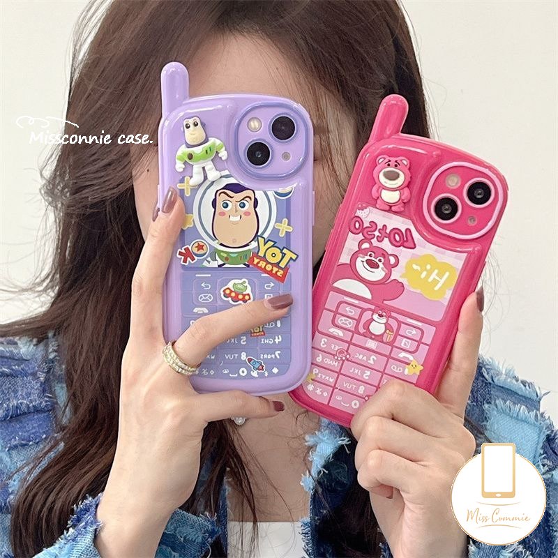 Kepribadian Retro Bentuk Telepon Kartun Toy Story Case Kompatibel Untuk iPhone 7Plus XR 11 13 14 12 Pro MAX 7 8 Plus X XS MAX SE 2020 3D Imut Strawberry Bear Manyo Lembut Tpu Cover