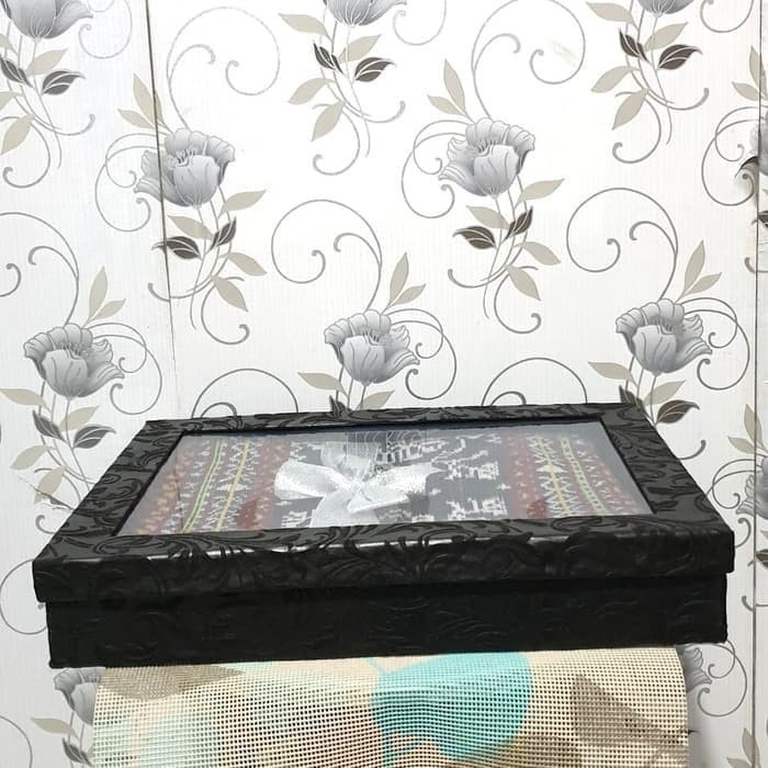 

⭐BISA COD⭐ Kotak Kado/Gift Box Full Lapisan Wallpaper Bahan Ukur Hitam Size L