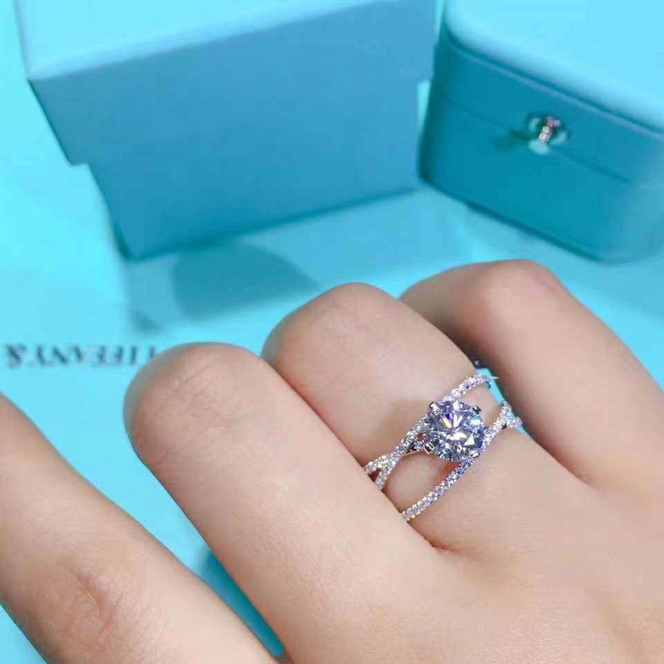 Goldkingdom Aksesoris Perhiasan Fashion Ready Stock Cincin Moissanite Sansheng III Karat Lapis Titanium Pt950 Emas Putih Imitasi Zirkon Pernikahan Band