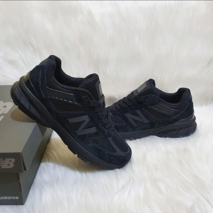 SEPATU NB 990 V5 TRIPLE BLACK