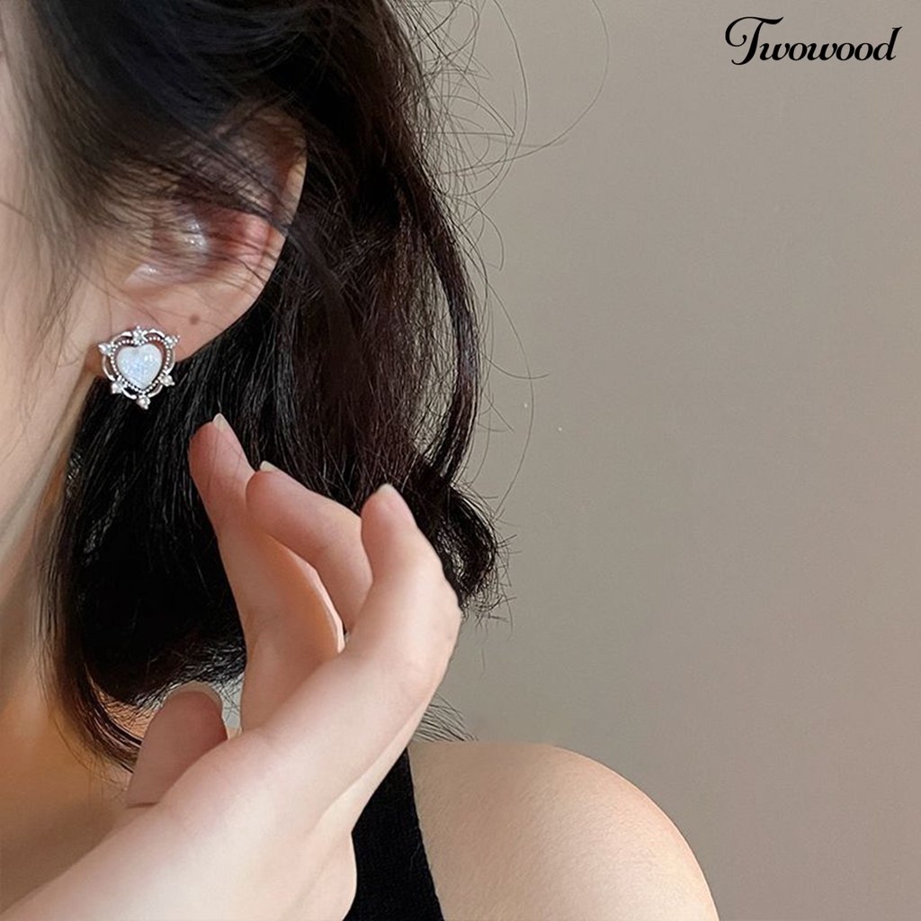 Twowood 1pasang Ear Studs Mini Retro Hollow Gaya Sederhana Fashion Perhiasan Berlian Imitasi Mengkilap Cinta Hati Kristal Imitasi Wanita Anting Untuk Pacaran