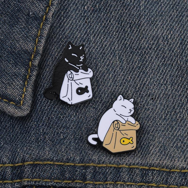 Enamel Pin Lucu Hitam Putih Kucing Tas Bros Fashion Perhiasan