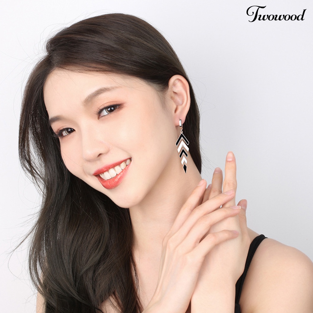 Twowood 1pasang Liontin Anting Kepribadian Geometris Hitam Putih Warna Kontras Rumbai Panjang Retro Temperamen Hoop Earrings Perhiasan Aksesori