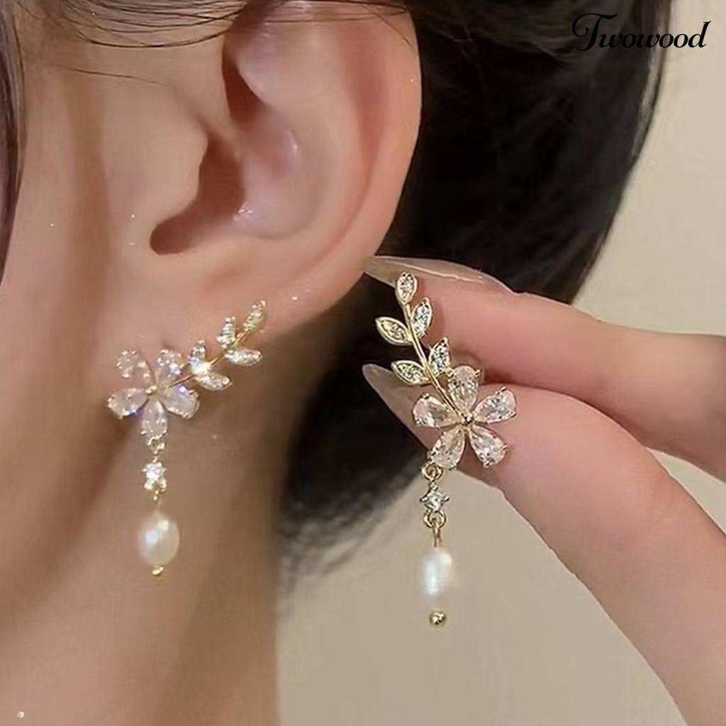 Twowood 1pasang Anting Menjuntai Glitter Mutiara Imitasi Temperamen Manis Bentuk Bunga Daun Anting Berlian Imitasi Untuk Perjamuan