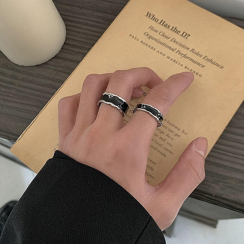 Cahaya Mewah Berlian Imitasi Hitam Pasangan Melawan niche Desain Rasa Cincin Wanita Kepribadian senior sense titanium steel ring Pria