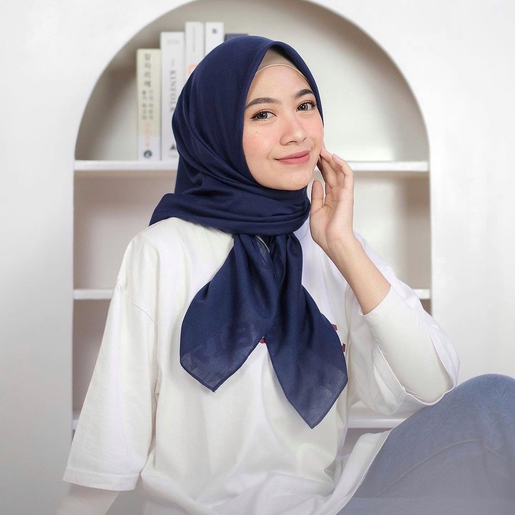 kerudung jilbab segi empat BELLA SQUARE polos bahan double hycon ( pollycotton ) premium jahit tepi 