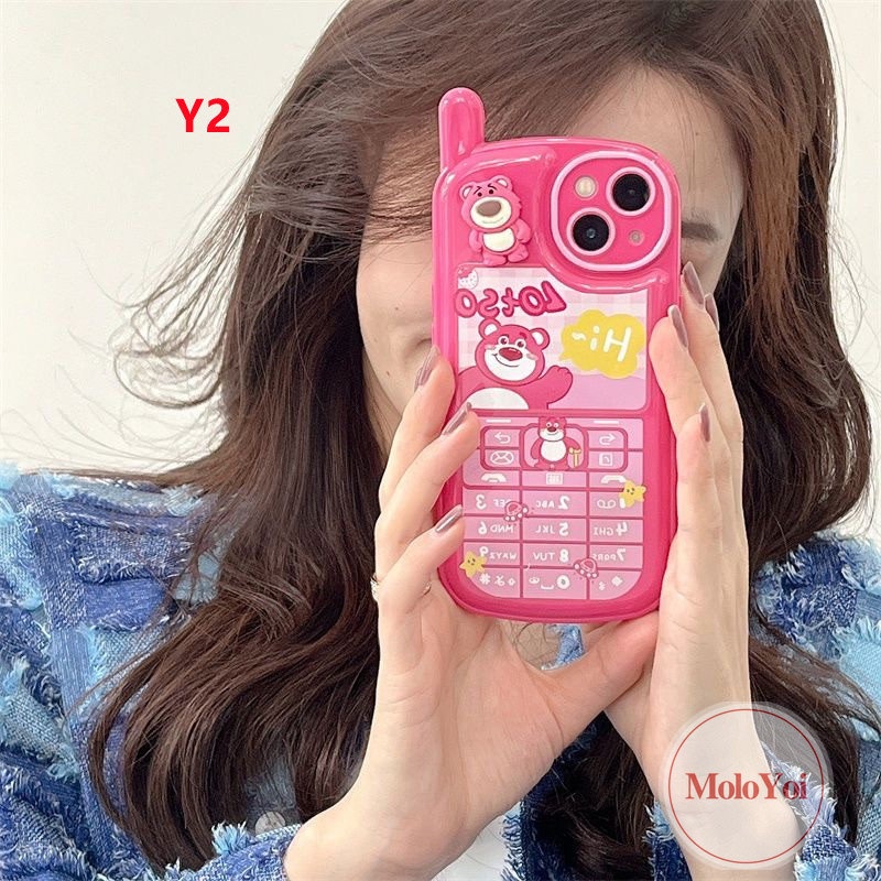 IPHONE 3d Imut Strawberry Bear Manyo Kartun Toy Story Case Kompatibel Untuk Iphone11 13 14 12 Pro MAX 7Plus XR 7 8 Plus X XS MAX SE 2020 Kepribadian Retro Bentuk Telepon Lembut Tpu Cover