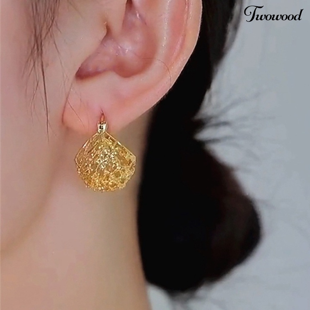 Twowood 1pasang Anting Wanita Bentuk Kreatif Tidak Iritasi Desain Berongga Keluar Anti-Oksidasi Mempesona Efek Visual Dekoratif Logam Lady Wedding Earrings