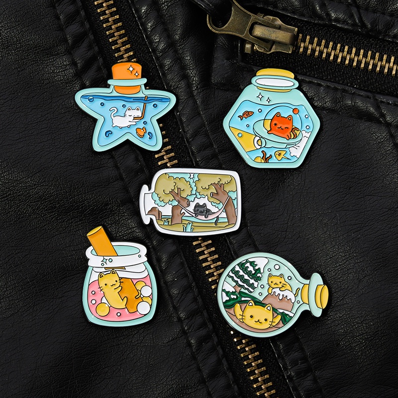 Renang Kucing Enamel Pin Hewan Bros Lucu Drift Botol Kitten Lencana Logam Perhiasan Custom Untuk Teman Kerah Hadiah Aksesoris