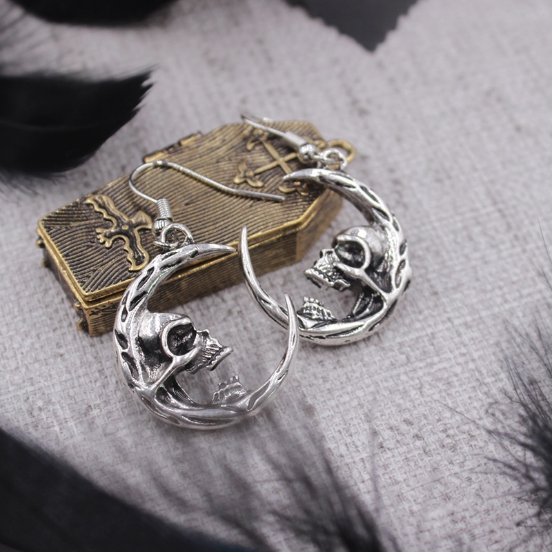 Gothic Gelap Gaya Anting Tengkorak Kepribadian Vintage Bulan Sabit Menjuntai Anting-Anting Retro Perak Moon Drop Earrings Punk Gadis Keren Wanita Aksesoris