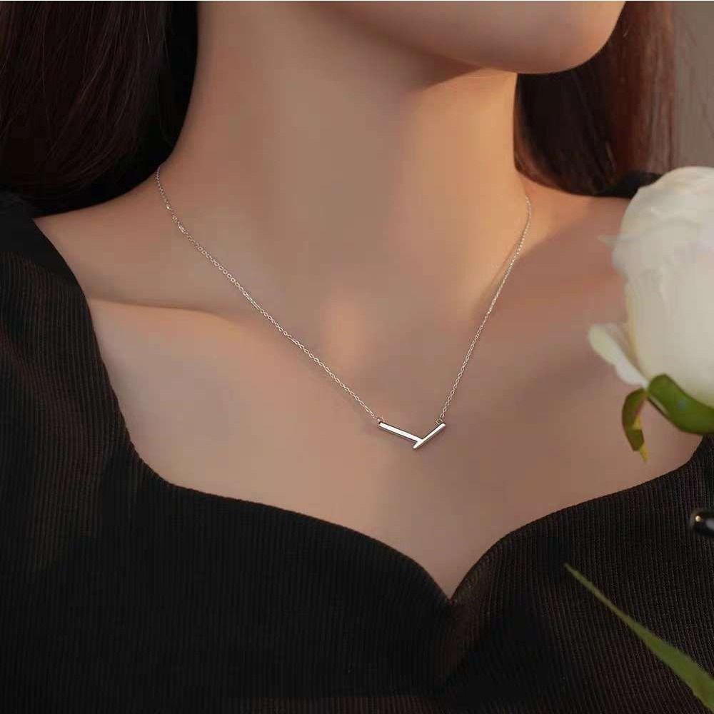 Needway   Wanita Kalung Trendi Elegan Rantai Klavikula Hadiah Gadis Sweater Rantai V Bentuk Tergantung Gadis Sederhana Choker