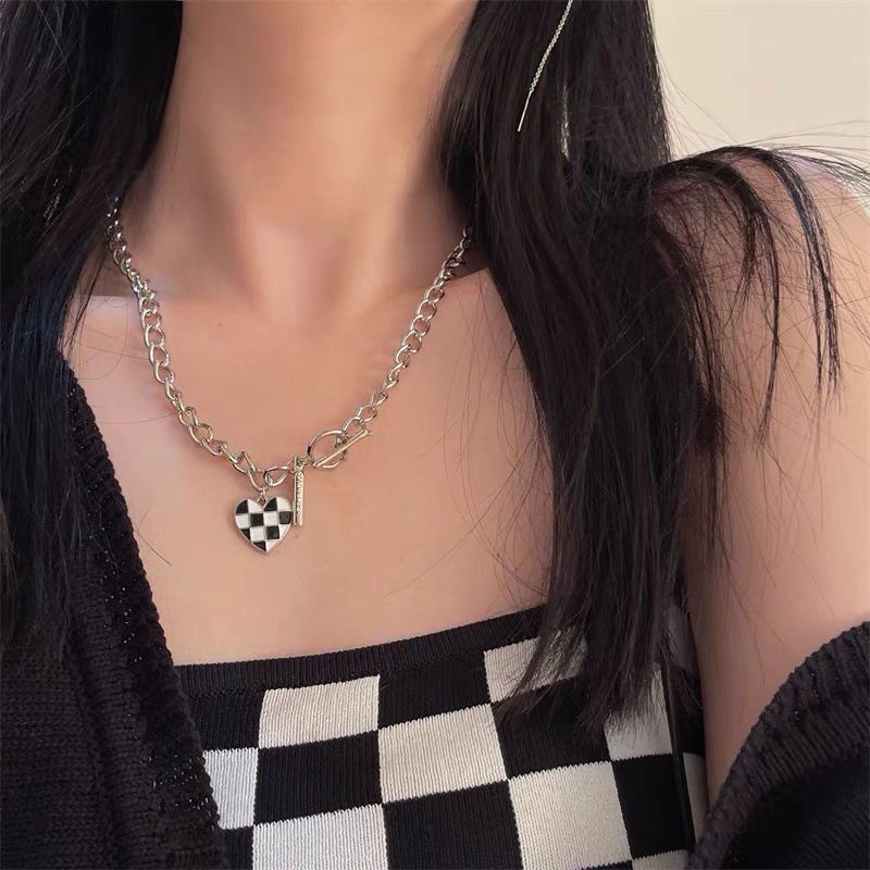 Baru Checkerboard Kalung Cinta Liontin Gelang Set Trendi Keren Panas Gadis Sweater Rantai Sweater Rantai Perubahan Suhu Kalung Wanita