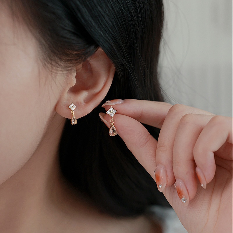 S925 Perak Cahaya Mewah Anting Tetesan Air Dengan Berlian Temperamen Niche Desain High-end Anting-Anting Kecil Segar Lady Earrings Perhiasan Gadis Seksi