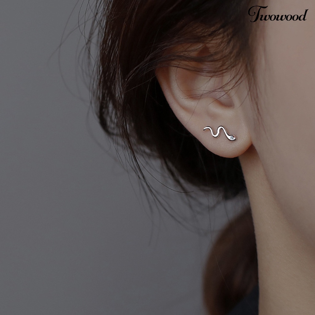 Twowood 1pasang Ear Studs Temperamen Minimalis Mengkilap Cubic Zirconia Hias Geometris Berdandan Hadiah Wanita Ular Stud Anting Tulang Rawan Tindik Perhiasan Aksesori Fashion