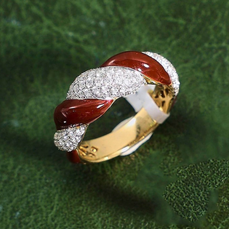 Retro Perhiasan Berlapis 18 K Warna Emas Cincin Bertatahkan Penuh Zirkon Merah Enamel Twist Ring Untuk Wanita Perjamuan Aksesoris