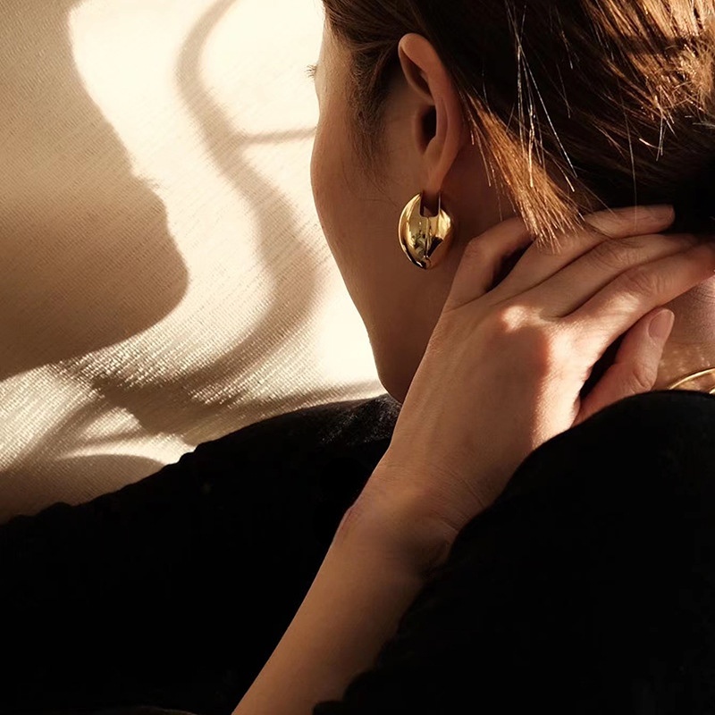 Goldkingdom Aksesoris Perhiasan Fashion Ready Stock French Retro Gold Eggshell Earrings Angin Dingin Sangat Sederhana Bergaya Senior Rasa Tetesan Air Logam Lingkaran Earbuckle Earrings