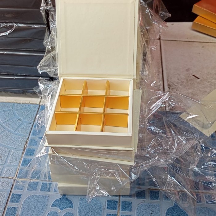 

⭐BISA COD⭐ hot box kotak sekat 9 hard cover - sudah include packing - per 30 box