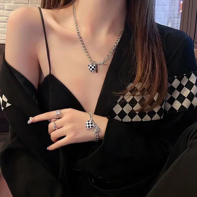 Baru Checkerboard Kalung Cinta Liontin Gelang Set Trendi Keren Panas Gadis Sweater Rantai Sweater Rantai Perubahan Suhu Kalung Wanita