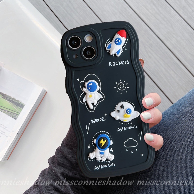 IPHONE Kartun Lucu Boneka 3D Luar Angkasa Astronot Phone Case Kompatibel Untuk Iphone11 13 12 14 Pro Max XR 7Plus 14 Plus X XS Max SE 2020 6s 6 7 8 Plus Tepi Bergelombang Lembut Hitam Penutup Belakang