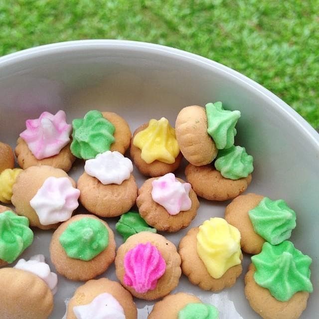

DISKON SHOPEE/ JAJAN PASAR/SNACK KERIPIK/ KACANG GORENG/ 300Gram Biskuit Gemrose / kue kancing Monas / snack jadul Warna Warni - Biskuit MONAS
