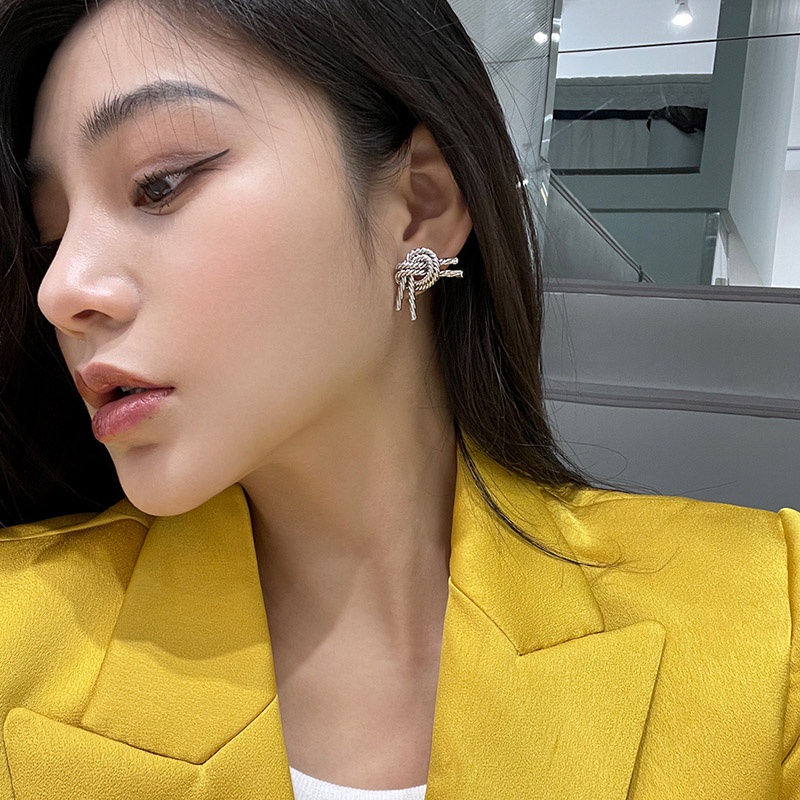 Badai Chen Shuting Kakak Mertua Gaya Yang Sama Diikat Metal Gaya Keren Anting Fashion Unik