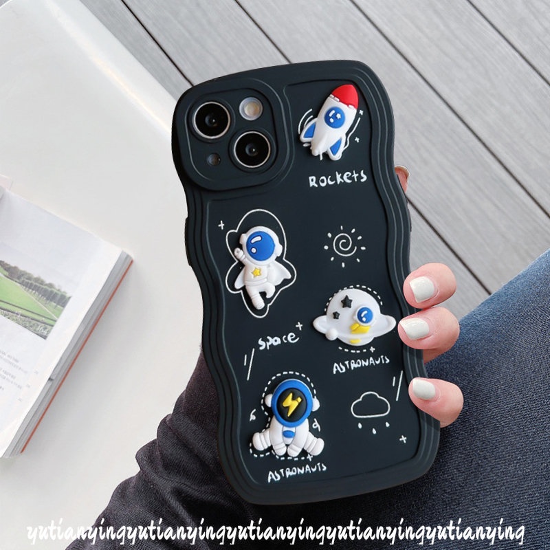 Kartun Lucu Boneka 3D Astronot Casing Luar Angkasa Realme C12 C15 56i C21Y C33 C11 C25 C30 C35 C25Y C25s 10 9i 8 8i 7i 5i 7 5s C20 8Pro C20A 9Pro+9c3 C17 Lembut Bergelombang Tepi Hitam Case