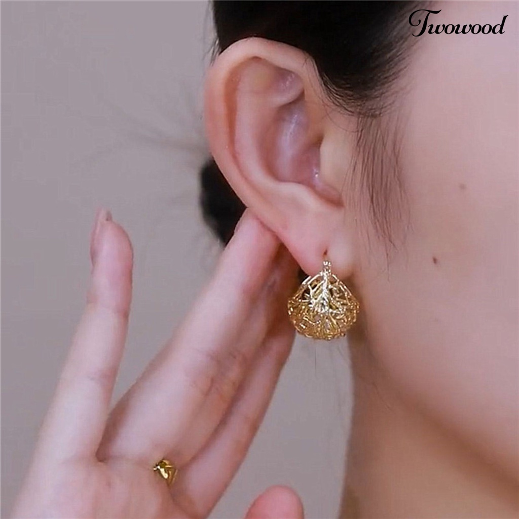 Twowood 1pasang Anting Wanita Bentuk Kreatif Tidak Iritasi Desain Berongga Keluar Anti-Oksidasi Mempesona Efek Visual Dekoratif Logam Lady Wedding Earrings