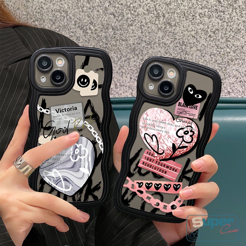 Casing Ponsel Label Keren Merek Trendi Kompatibel Untuk iPhone X XR 7 8 6s 6 Plus13 14 11 12 Pro Max 7Plus XS Max SE 2020 Fashion Comme des Garcons Label Bunga Tepi Bergelombang Lembut Tpu Cover