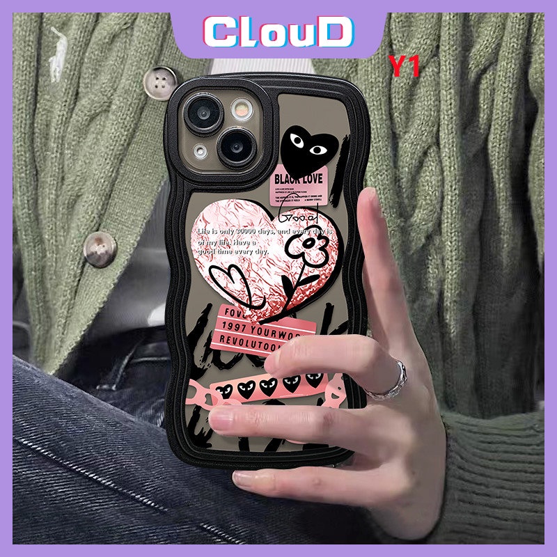 IPHONE Graffiti Cinta Hati Case Kompatibel Untuk Iphone11 14 13 12 Pro Max 7Plus XR X XS Max 8Plus 6s 6 7 14 8 Plus SE 2020 Wavy Edge Soft Tpu Comme des Garcons Smiley Cover