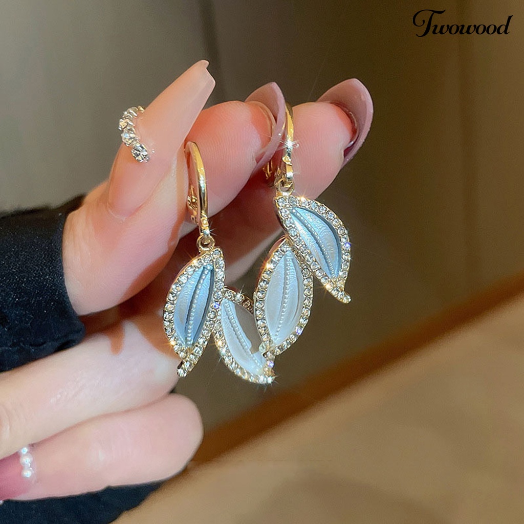 Twowood 1pasang Anting Menjuntai Gaya Retro Elegan Temperamen Hadiah Berkilau Berlian Imitasi Daun Biru Wanita Drop Earrings Perhiasan Aksesoris