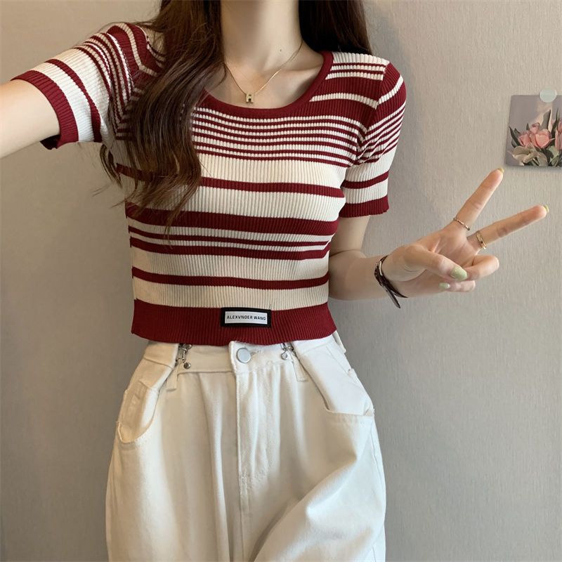 Red Bergaris Lengan Pendek T-shirt Musim Panas Wanita Rasa Desain Niche Bahu Depan Rajutan T-shirt Gadis Panas Kartu Pendek Pinggang Kecil atasan Kemeja