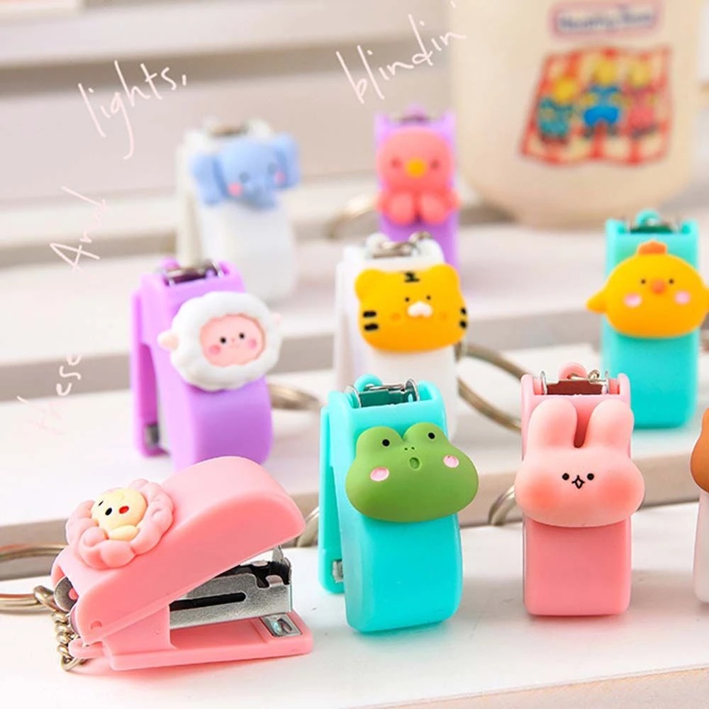 [HOT Sale] Portable Kartun Hewan Lucu File Organizer Mini Stapler Dengan Gantungan Kunci Perlengkapan Sekolah Siswa Alat Pengikat Kantor Pengikat Kertas Binder Warna Macaron Kawaii