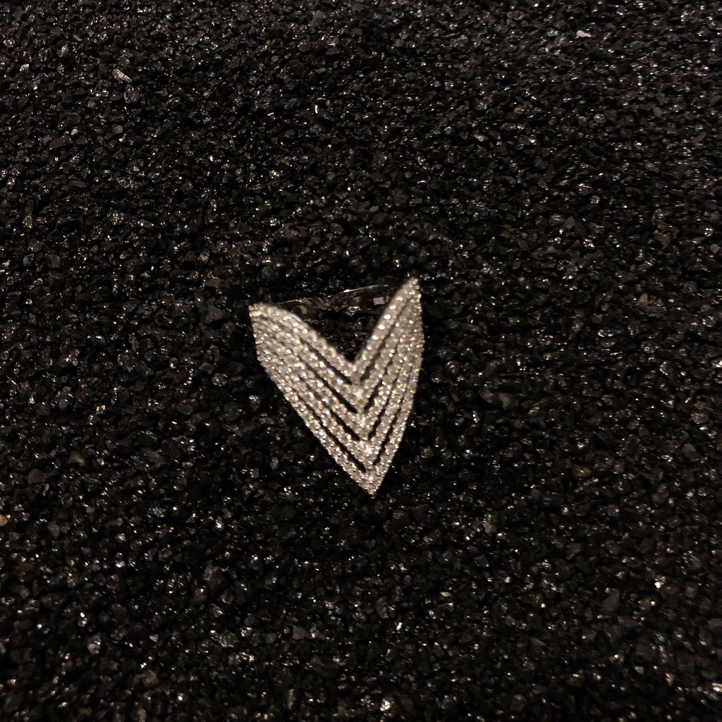 Goldkingdom Aksesoris Perhiasan Fashion Ready Stock Niche Desainer Berlapis Sterling Silver, Hadiah Manis, Selebriti Kepribadian Serbaguna, Berlapis-Lapis Cincin Piramid Micro-set Wanita