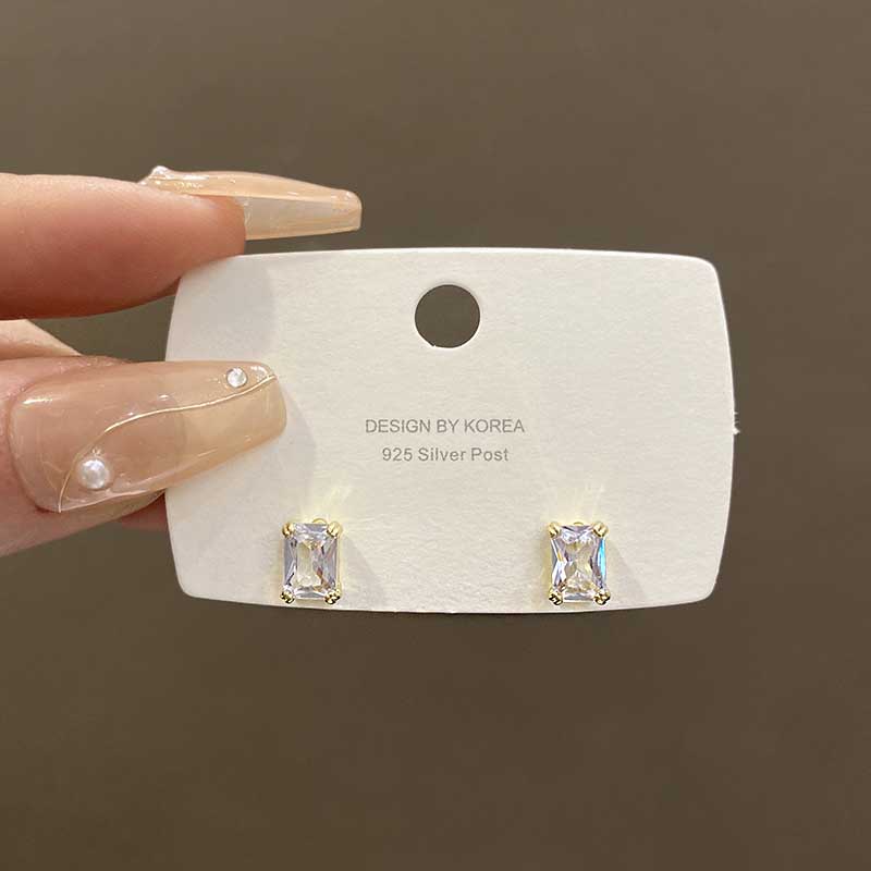 Korea Sederhana Persegi Panjang Kristal Zirkon Emas Baja Titanium Elegan Wanita Fashion Perhiasan Stud Earrings