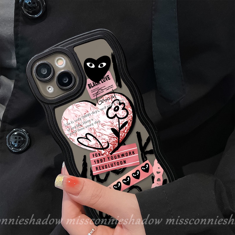 Casing Label Bunga Cinta Hati Trendi Merek Keren Kompatibel Untuk IPhone XR 7 8 6s 6 Plus 13 14 11 12 Pro Max X XS Max SE 2020 Fashion Comme Des Garcons Label Tepi Bergelombang Soft Cover