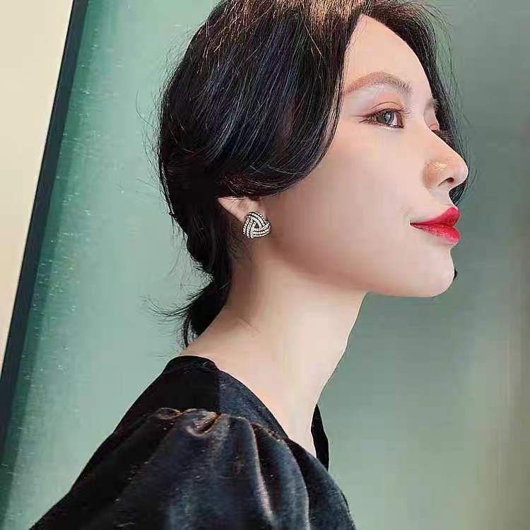 S925 Jarum Perak Gaya Baru Korea Segitiga Berlian Anting Temperamen Hitam Gaya Keren Anting-Anting Geometris Anting-Anting Wanita