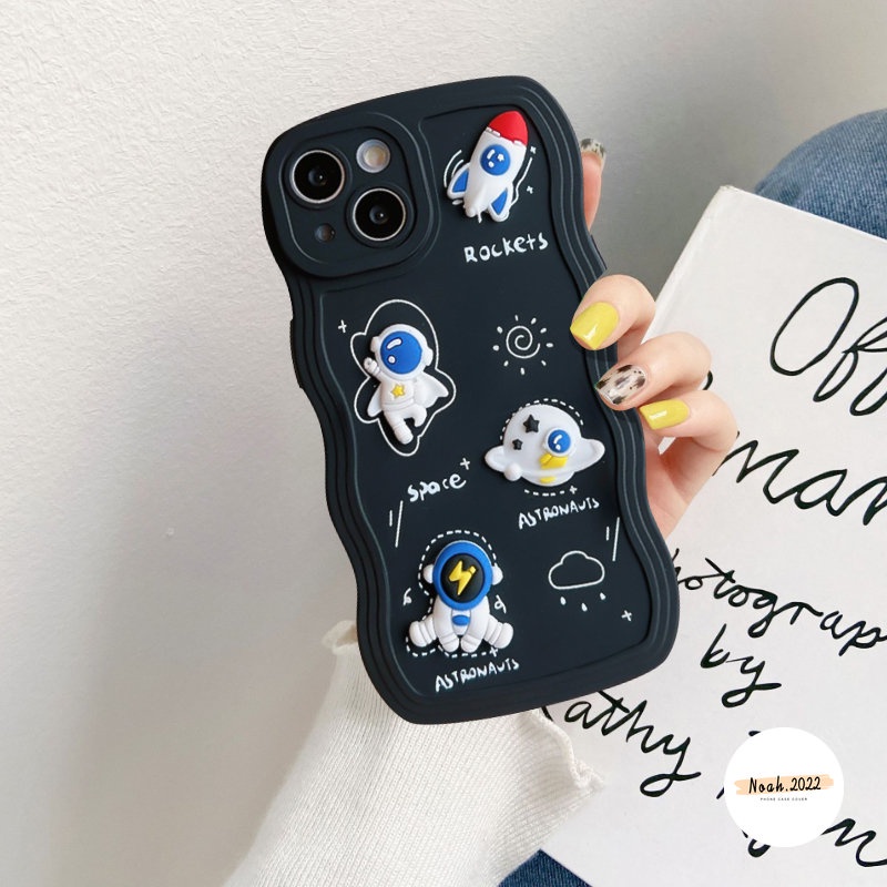 IPHONE Casing Kartun Tepi Bergelombang Kompatibel Untuk Iphone14Plus11 Pro Max7 6s 8 6 Plus 11 13 12 14 Pro Max XR X XS Max SE 2020 Boneka 3D Lucu Astronot Space Soft Tpu Phone Cover