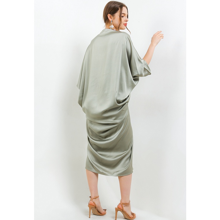ICONS TEXTURED SILK PENGUIN SLEEVE CAFTAN WITH DIAMOND BROOCH TNIC0665BB