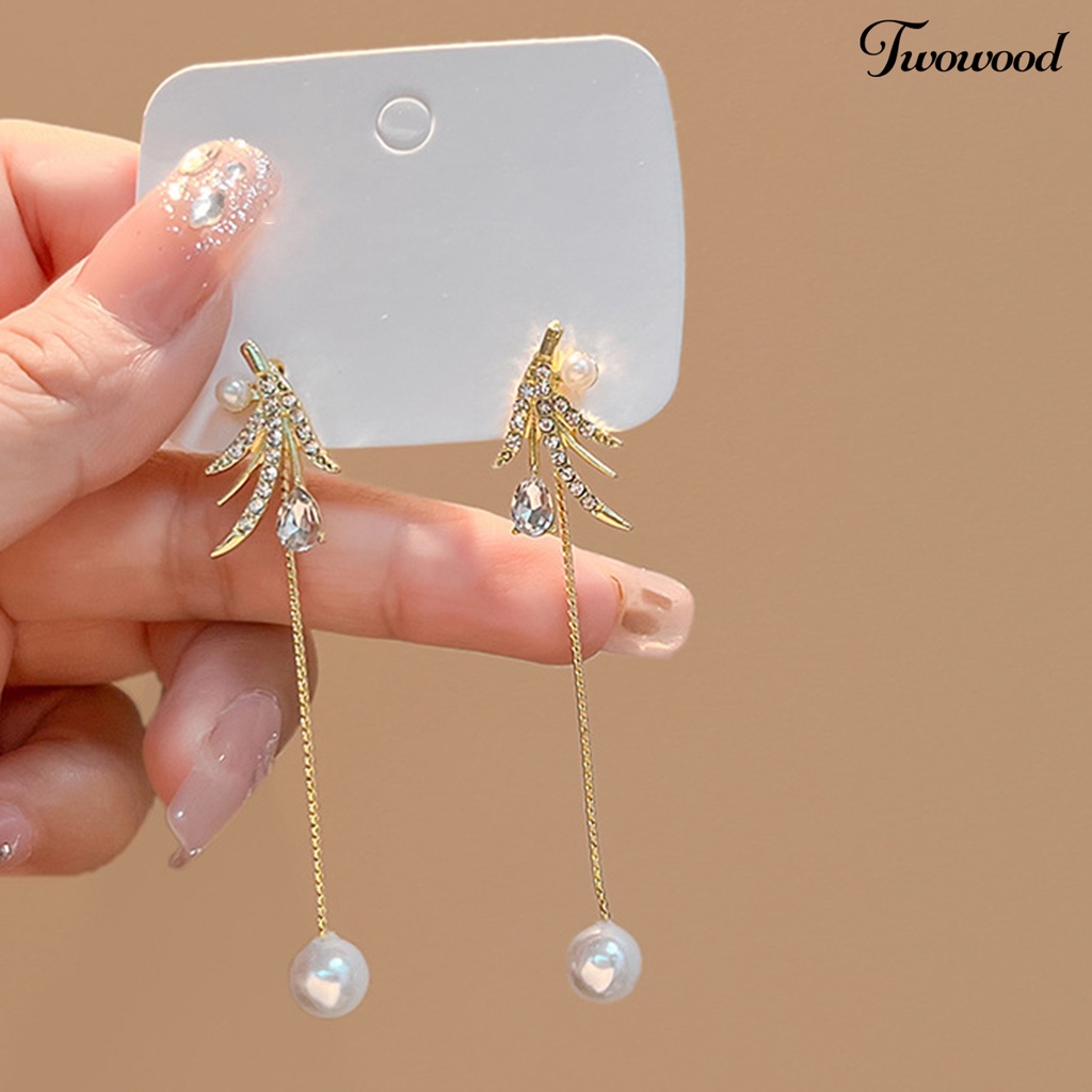 Twowood 1pasang Anting Panjang Eye-catching Maple Leaf Electroplating Geometris Mutiara Imitasi Dekorasi Tahan Luntur Fashion Cubic Zirconia Rumbai Anting-Anting Aksesoris Pakaian