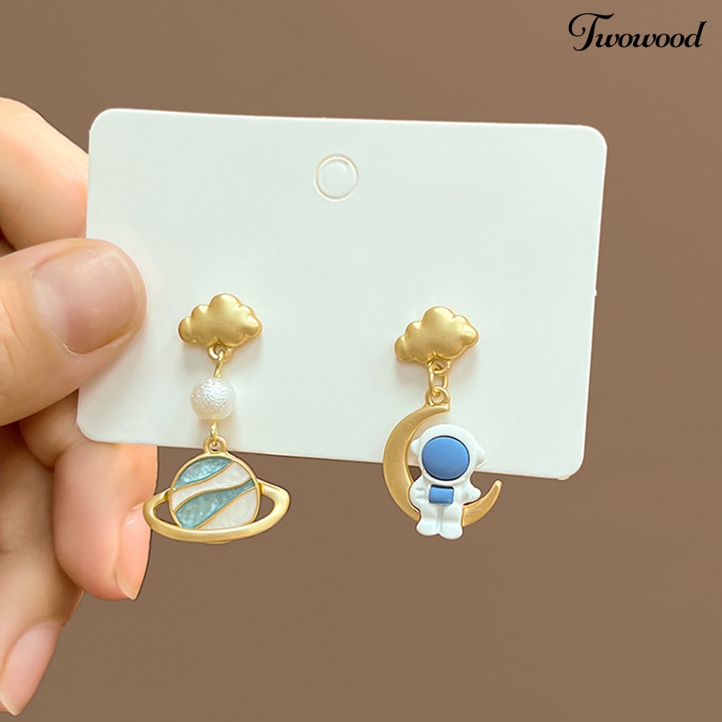 Twowood 1pasang Anting Pejantan Kartun Tiga Dimensi Asimetris Geometris Electroplating Hias Perhiasan Hadiah Wanita Lucu 3D Astronot Planet Moon Pendant Earrings