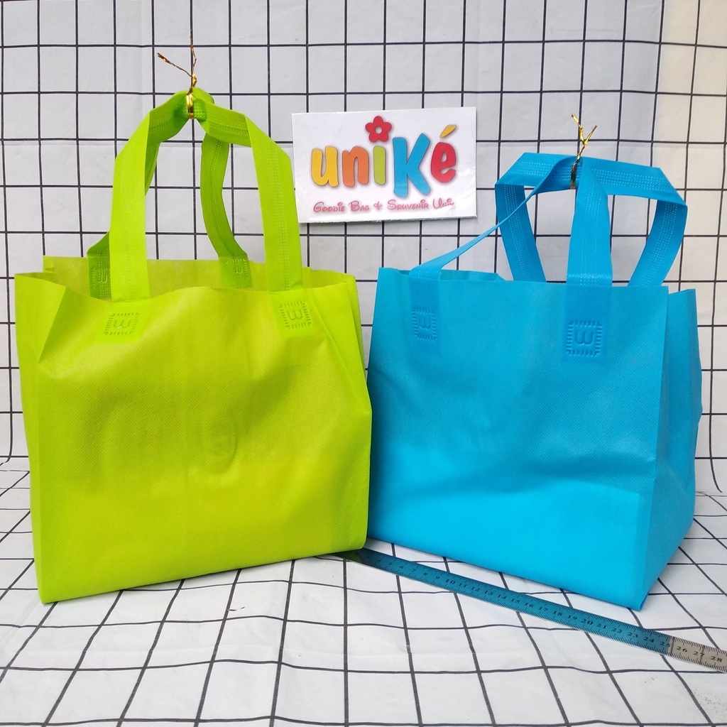 

Box HLS D22 Tas Spunbond Bag Tas Hajatan Tas Nasi Kotak 22x22 Goodie Bag Tas Berkat Hampers