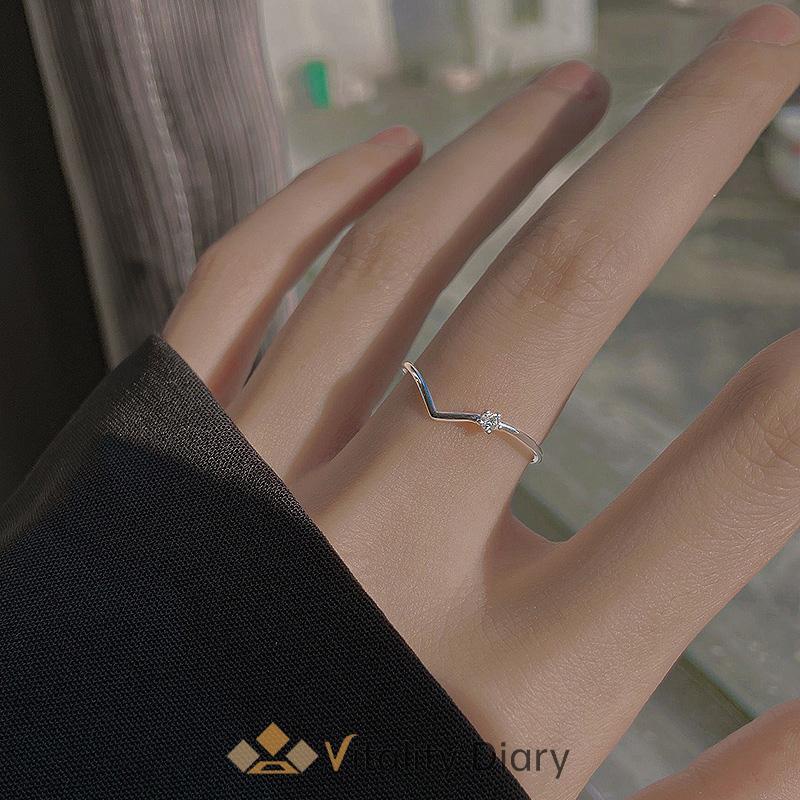 【COD❤️】Cincin Flash Diamond berbentuk V  Kepribadian Pembuka Wanita Sederhana  Cincin Rasa Desain Mewah Ringan-VDY