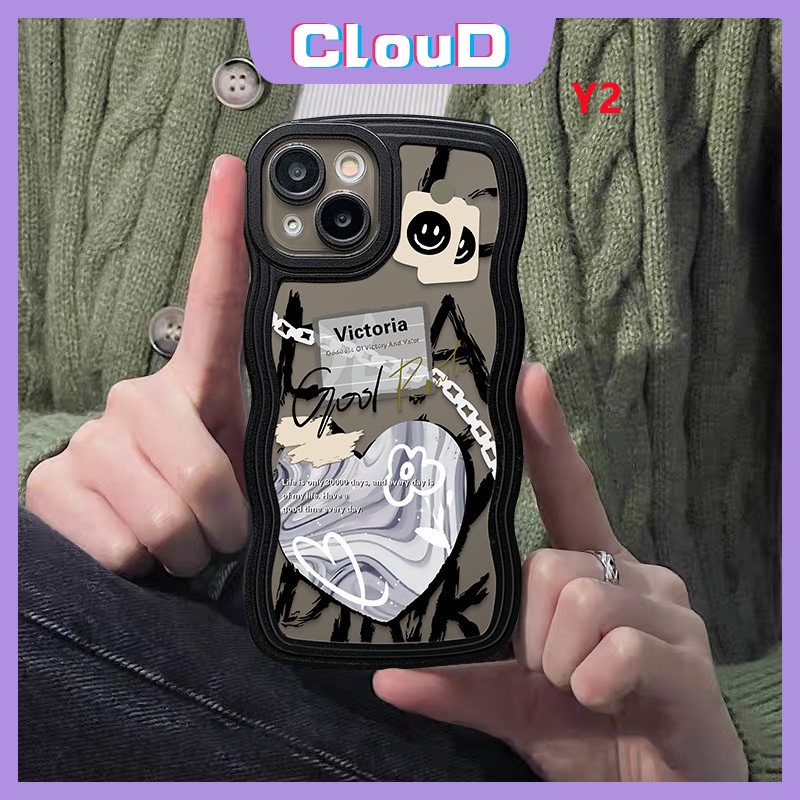 IPHONE Graffiti Cinta Hati Case Kompatibel Untuk Iphone11 14 13 12 Pro Max 7Plus XR X XS Max 8Plus 6s 6 7 14 8 Plus SE 2020 Wavy Edge Soft Tpu Comme des Garcons Smiley Cover